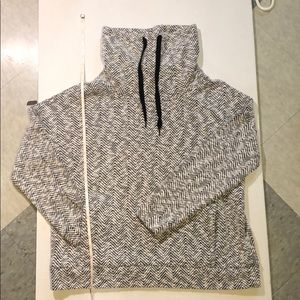 B&W zigzag neck hood sweater